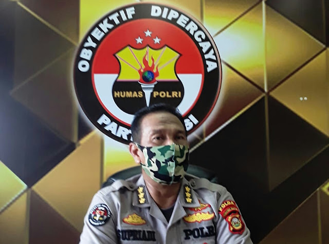 Minggu Kedua Bulan Juni, Polda Sumsel Berhasil Ungkap 85 Kasus Pelembang - Kabid Humas Polda Sumsel Kombes Pol Drs Supriadi, MM senin, 15 Juni 2020 menyampaikan informasi tentang hasil ungkap kasus yang terjadi diwilayah hukum jajaran Polda Sumsel khususnya Tindak Pidana Narkoba dan Kasus 3C (Curas, Curat dan Curanmor). Ini dibuktikan pada minggu kedua Bulan Juni 2020 Dit Res Narkoba Polda Sumsel dan Polres/ Tabes jajaran berhasil mengungkap kasus sebanyak 53 Kasus dan menangkap sebanyak 66 Tersangka Dari 66 Tersangka tersebut terdiri dari • PENGEDAR: 43 ORANG • PEMAKAI : 23 ORANG Sedangkan Barang bukti yang disita sebanyak : • SHABU : 639,94 GRAM • GANJA : 79,51 GRAM • EKSTASI : 73 BUTIR Dari segi KUANTITAS urutan Laporan Polisi (LP) terbanyak yakni Polrestabes Palembang (20), Polres Muara Enin (4), Polres OKU (4), Polres lahat (4), Ditresnarkoba Polda Sumsel (3), Polres OKI (3), Polres Lubuk Linggau (3). Dari segi KUALITAS urutan Barang Bukti (BB) terbanyak yakni Ditresnarkoba Polda Sumsel (492,27 Gr sabu dan 30 butir ekstasi), Polrestabes Palembang (59,84 Gr sabu) dan Polres Muara Enim (34,58 Gr sabu dan 34 butir ekstasi) Dari Barang Bukti Narkoba Yang Disita (Shabu, Ganja, Ekstasi) Maka Dit Res Narkoba Polda Sumsel telah berhasil Menyelamatkan sebanyak 4.381 Anak Bangsa dari bahaya penyalahgunaan narkoba ujar Kabid Humas di ruang kerjanya. Sedangkan Dit Reskrimum Polda Sumsel dan Polres/ tabes jajaran pada Minggu kedua Bulan Juni berhasil mengungkap sebanyak 32 kasus tindak pidana. Dari 32 Kasus tindak pidana yang terungkap oleh Ditreskrimum Polda Sumsel dan Polres/ tabes jajaran tersebut terdiri dari beberapa kasus yaitu • Curat 20 kasus, • Curas 8 Kasus, • curanmor nihil, • Anirat 4 kasus dan • Pembunuhan nihil Dari 32 kasus tersebut terbanyak yang mengungkap adalah Polres Musi Banyuasin 6 kasus, Polres Pagar Alam 5 kasus, Ditkrimum Polda Sumsel 3 kasus, Polres Banyuasin 3 kasus dan Polres Prabumulih 3 kasus. Kabid Humas mengatakan bahwa meskipun dimasa Pandemi Covid-19, Dit Res Narkoba dan Dit Reskrimum Polda Sumsel serta Polres/ tabes Jajaran masih melakukan pengungkapan terhadap kasus-kasus yang terjadi khususnya Kasus 3C (Curas, Curat dan Curanmor) dan Tindak Pidana Narkoba. Beliau menghimbau kepada masyarakat khususnya Propinsi Sumsel agar selalu mengawasi anak dan keluarga dari pengaruh buruk Narkoba yang dapat merusak generasi penerus bangsa. Dan untuk meminimalisir tindak pidana 3C, Kabid Humas berharap kepada masyarakat Sumsel agar selalu menjaga kewaspadaan serta meningkatkan keamanan dilingkungannya masing-masing.(Tri Sutrisno)