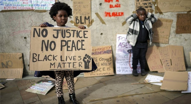 گلوبل  پروٹیسٹ  کی  تصویریں۔  سیاہ  فام  اور  پولیس  کو  تشد  د