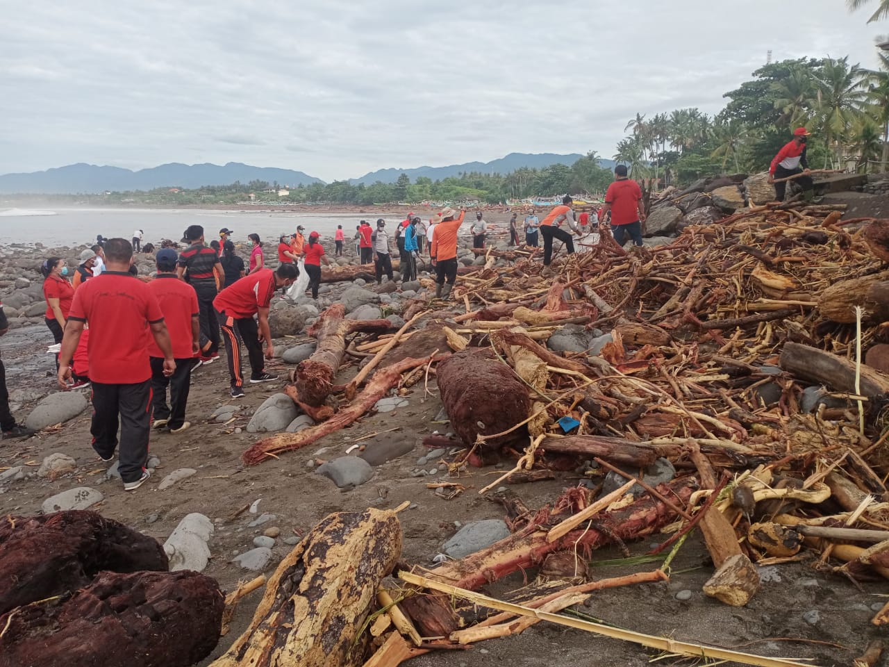 Karya Bakti Bersama Masyarakat Pasca Banjir Bandang di Jembrana