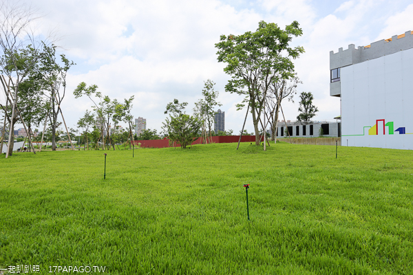 台中北屯|鉅虹建設海天橋水岸公園|百日草|落羽松|阿勃勒|生態池|貨櫃屋 台中北屯|鉅虹建設海天橋水岸公園|百日草|落羽松|阿勃勒|生態池|貨櫃屋