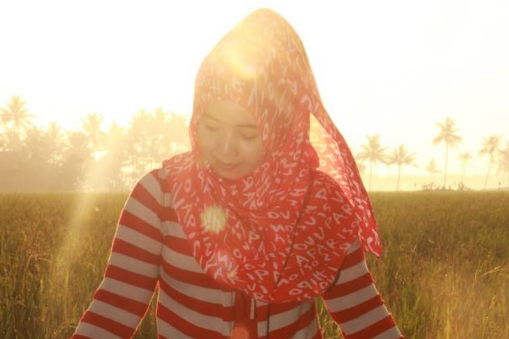 cara memotret menghadap matahari cewek hijab manis fungsi backlight dalam fotografi cewek model hijab