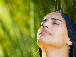 Wanita cantik sedang mandi Wanita cantik sedang mandi