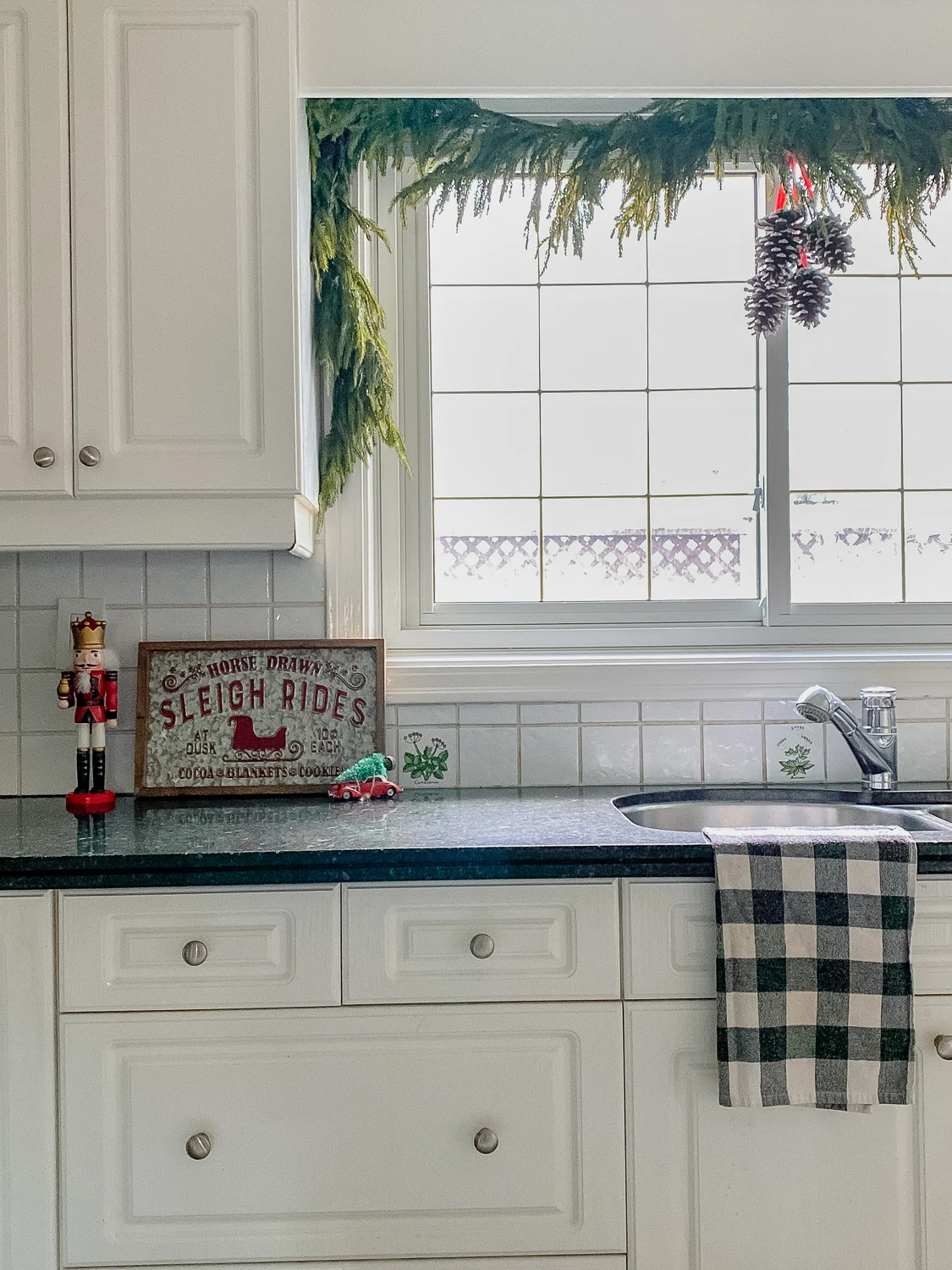 kitchen at christmas, christmas kitchen decor, kitchen window garland