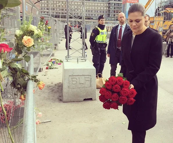 Crown Princess Victoria and Prince Daniel have this morning visited the scene of yesterday’s terror attack at a shopping centre in central Stockholm