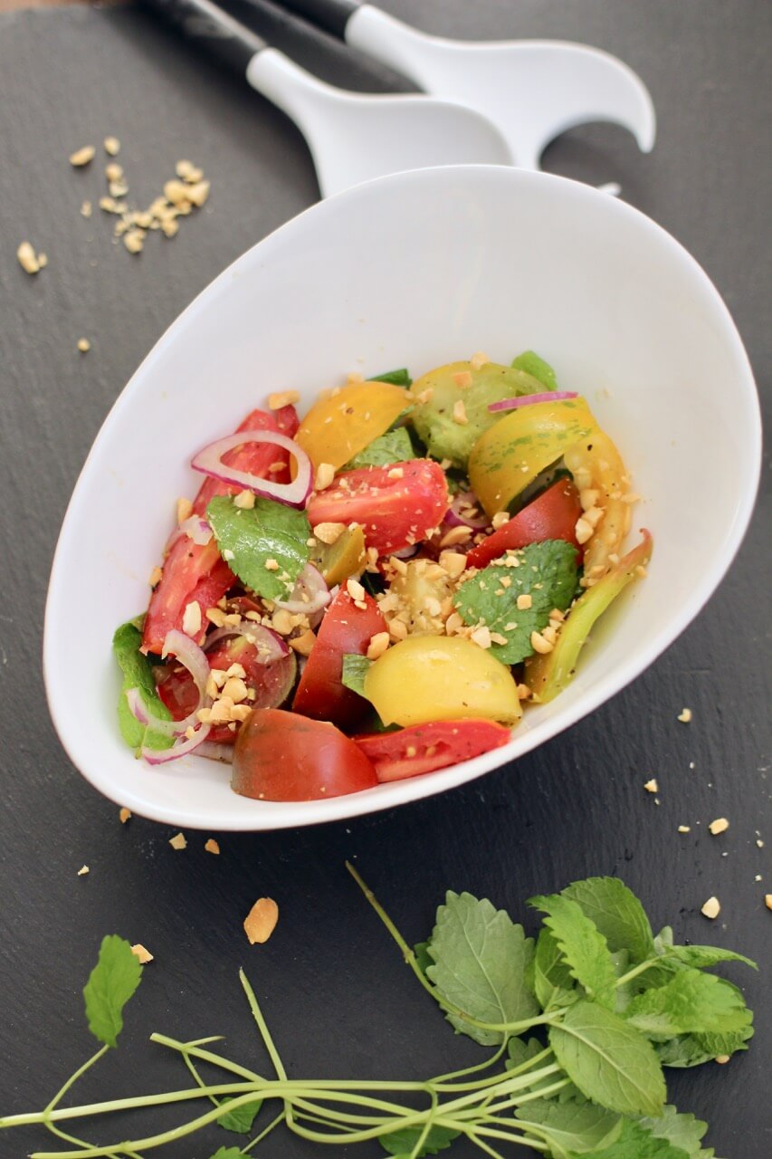 HOME OF HAPPY: TOMATENSALAT MIT ZWIEBELN, MINZE UND ERDNÜSSEN