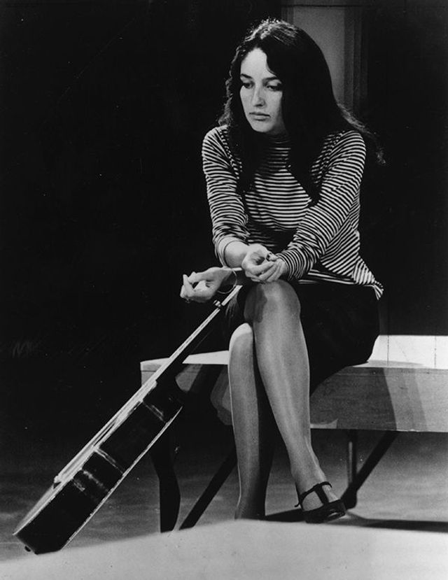 30 Fascinating Black and White Photos of a Young Joan Baez in the 1960s