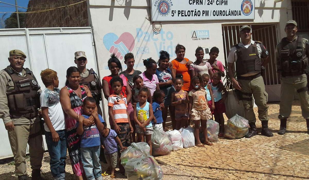 PMs realizam entrega de cestas básicas em comunidade de Ourolândia