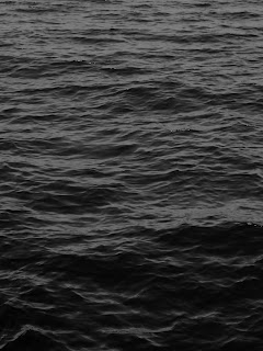 خلفيات ايباد مياه البحر مظلمة سوداء فخمه بجودة 4K
