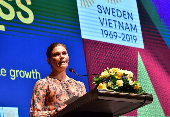 Crown-Princess-Victoria-in-H-and-M-Conscious-Exclusive-7.jpg