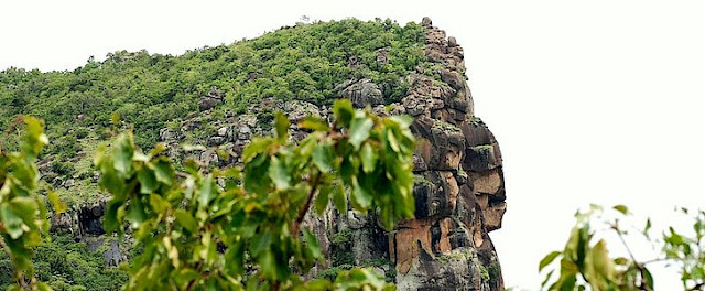 К северу от города Мали, в соседнем селе Dongol Lüüra, Гвинея, Лабе, обнаружена в гранитной скале статуя, которая представляет собой портрет женщины в головном уборе, вырезанный в скале. Лаура (фула Fello Loura, фр. Mont Loura) — высочайший пик (1,573 метра) на плато Фута-Джаллон, расположенный на севере Гвинеи. Находится в 7 километрах к северу от города Мали, в одноимённой префектуре. Размер статуи от основания до макушки составляет 140 метров. Лаура (фула Fello Loura, фр. Mont Loura) — высочайший пик (1,573 метра) на плато Фута-Джаллон, расположенный на севере Гвинеи. Находится в 7 километрах к северу от города Мали, в одноимённой префектуре. Лаура (фула Fello Loura, фр. Mont Loura) — высочайший пик (1,573 метра) на плато Фута-Джаллон, расположенный на севере Гвинеи. Находится в 7 километрах к северу от города Мали, в одноимённой префектуре. каменная принцесса Гвинеи удивительный каменный артефакт У подножия статуи находятся сеть пещер c мумиями охраняемых и почитаемых местными жителями. Статуя была обнаружена итальянским геологом, профессором Питони. Проведя исследование породы в нижней части скалы и пришел к выводу, что этот памятник должен был быть создан не менее 10000 — 12000 лет назад. Вблизи этой области в Сьерра-Леоне, профессор Питони возглавлял алмазные разработки. Африканские племена рассказали ему легенду о некоем Боге, который разгневался на принцессу и превратил её в камень. Он превратил небо в камень и бросил его на землю. И он превратил звезды в камень и поверг их на Землю. Mont Loura Altitude 1 515 m Massif Massif du Tamgué (Fouta-Djalon) Coordonnées 12° 06′ 43″ Nord 12° 15′ 47″ Ouest Лаура (фула Fello Loura, фр. Mont Loura) — высочайший пик (1,573 метра) на плато Фута-Джаллон, расположенный на севере Гвинеи. Находится в 7 километрах к северу от города Мали, в одноимённой префектуре. Является частью горного массива под названием Массив Тамге (фр. Massif de Tamgue). Наиболее интересной особенностью является скальный профиль, который напоминает женщину (известную как «Леди Мали»), который можно увидеть в соседнем селе Dongol Lüüra, если смотреть на гору под определённым углом. Выступающие стороны горы направленны в сторону границ Мали и Сенегала.