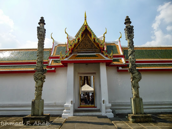 Outer courtyard of the Wat Arun ubosot