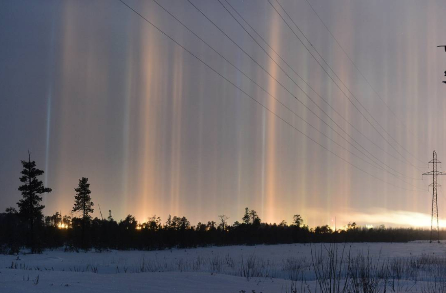 Incredibili colonne di luce nel cielo di San Pietroburgo in Russia FOTO.