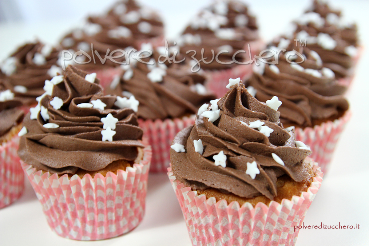 Cupcake decorati con frosting al cheese cream al cioccolato con
