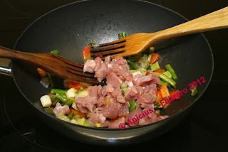  Chop suey de vegetales, tallarines y cerdo 