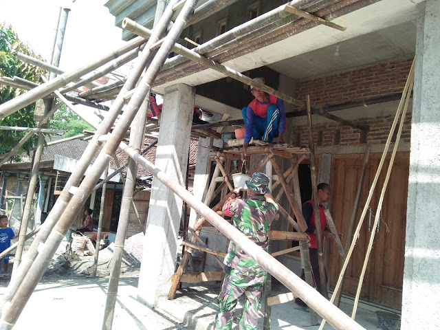 Babinsa Bantu Pembuatan Teras Warga Binaan