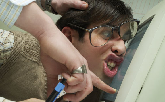 jefe maltratando a un empleado