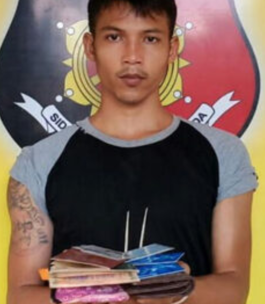 Tersangka pelaku pencurian di Simlungun. Tersangka pelaku pencurian di Simlungun.
