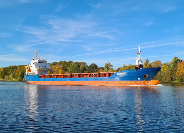 Küsten-Spaziergänge rund um Kiel, Teil 7: Herbst-Spaziergang am Nord-Ostsee-Kanal bei Suchsdorf. Der Spaziergang eignet sich super zum Schiffe gucken bzw. Shipspotting, da auch große Frachter die Wasserstraße nutzen.