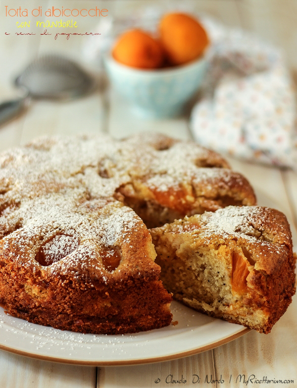 Torta di albicocche con mandorle, semi di papavero e basilico