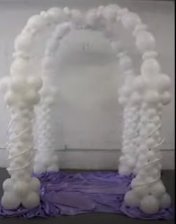 Hochzeitsdekoration mit weißen Portalen aus Luftballons um die Ballondekoration selber zu machen..