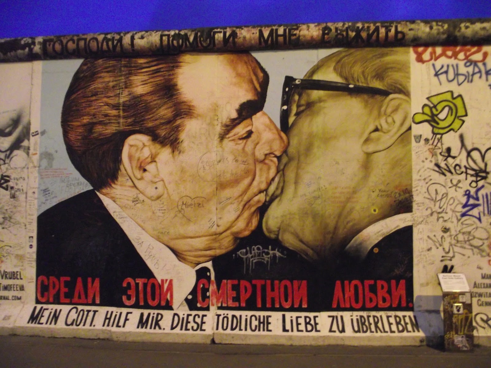 Поцелуй брежнева и хонеккера картина в третьяковке