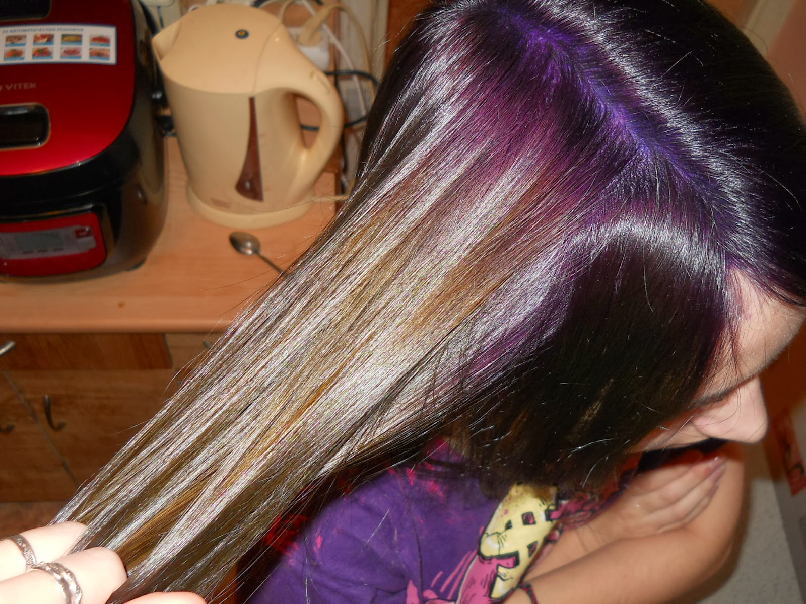 Чем можно закрасить волосы. Мелирование тоником на темные волосы. Краска для волос с фиолетовым оттенком. Мелирование на чёрные крашеные волосы. Тонирование темных волос.