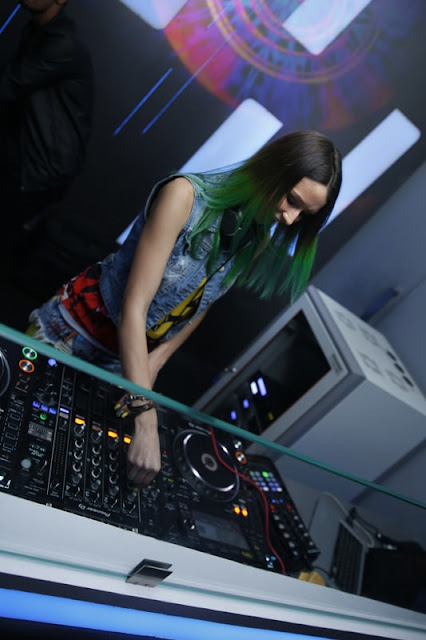15. Dj Miss Monique at the console 15. Dj Miss Monique at the console