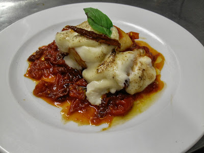 Bacalao con tomates y secos con alioli.