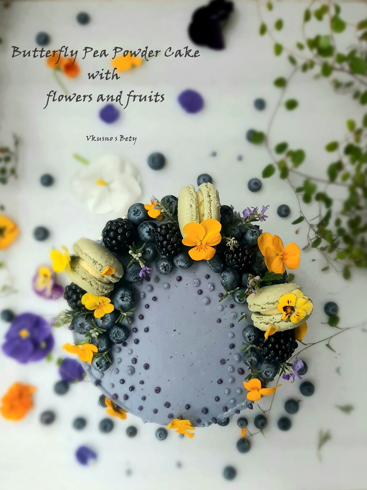 Торта с цветя, плодове и прах от пеперуден грах Butterfly Pea Powder