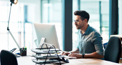 foto a lavoro  per conquistare una ragazza su instagram