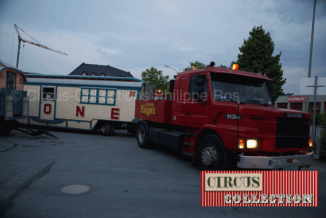 camion tractant une roulotte du Circus Krone 