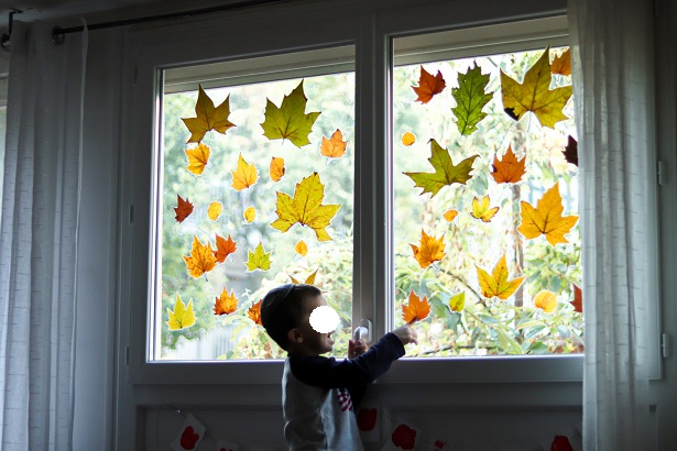 Vitrail d'automne ou attrape-soleil de feuilles mortes { DIY & d'activités  manuelles d'automne } - Plus de mamans