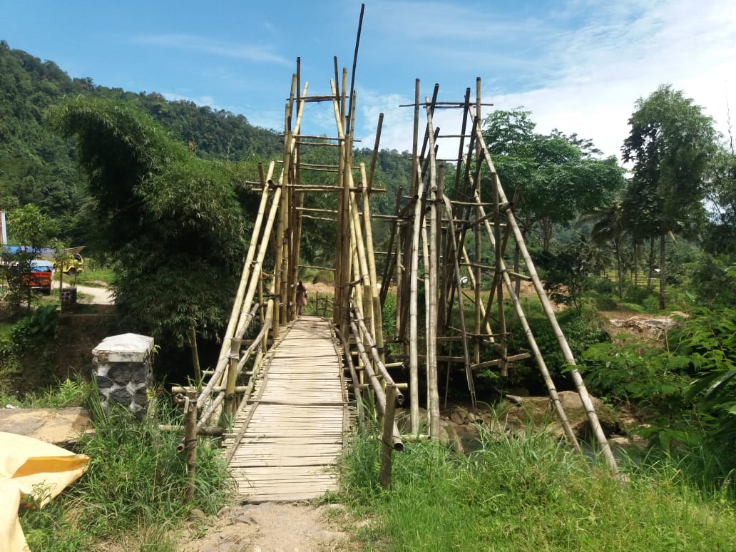 Harga Hasil Panen Anjlok, Petani Cidaun Berharap Pemda Perbaiki Infrastruktur Jalan Desa