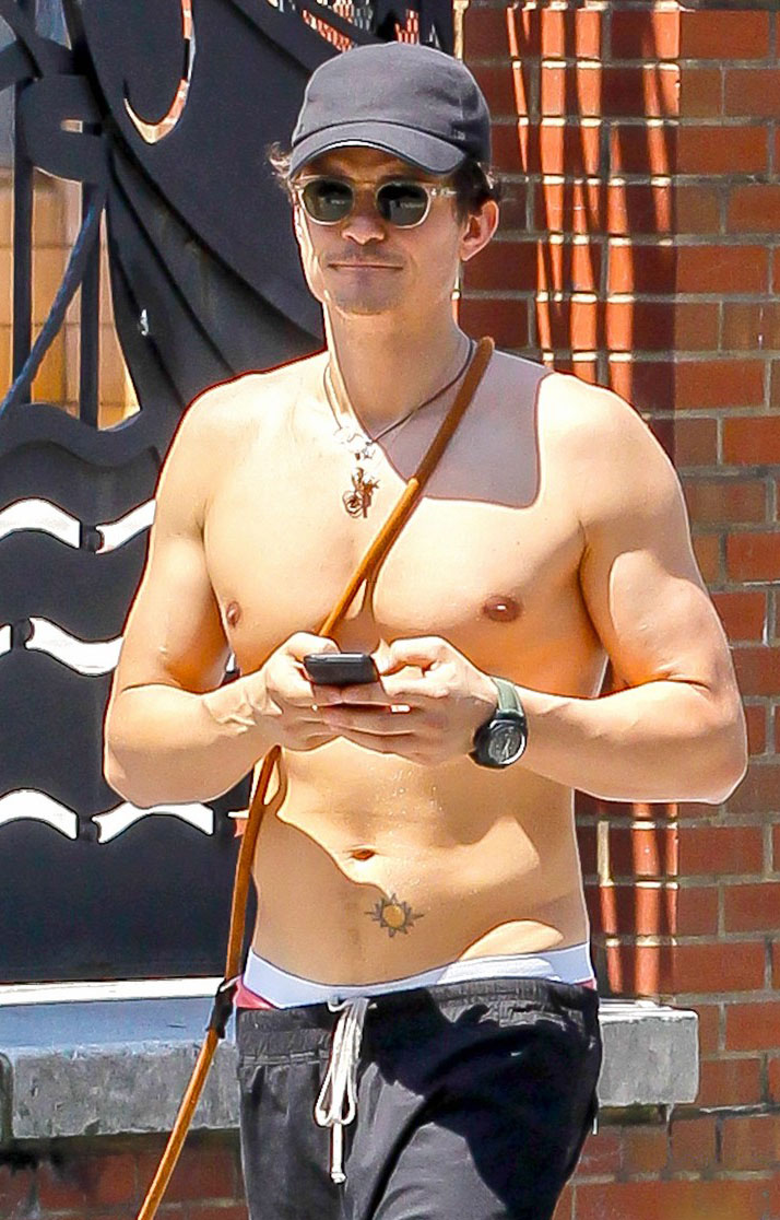 superficial guys ORLANDO BLOOM SHIRTLESS in New York City PICTURES