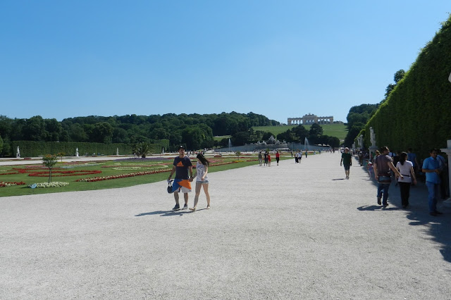 Widok na fontannę Neptuna i Gloriettę w ogrodzie Schonbrunn