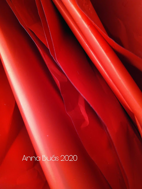 POST-20200531_Anna-Buás_Cálidos-anaranjados_y rojos(4)_Pliegues de papel rojo_20180328