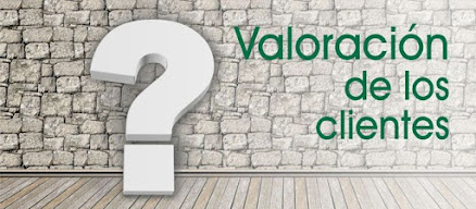 Una pared de piedra, con un signo de interrogación muy grande, apoyado sobre esta. En la pared un texto: "Valoración de los clientes"