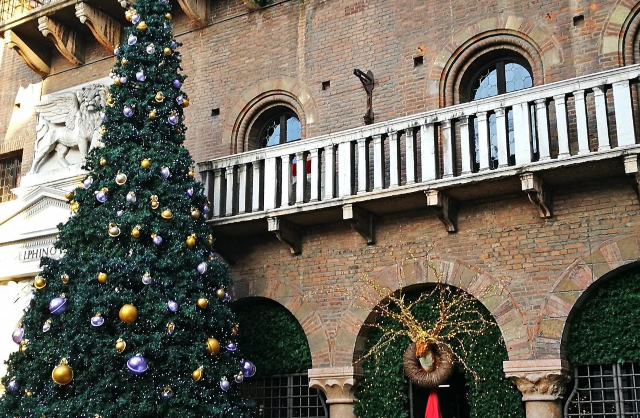 Mercatini di Natale a Verona - Piazza dei Signori - Poracci In Viaggio mercatini-di-natale-a-verona-piazza-dei-signori-poracci-in-viaggio