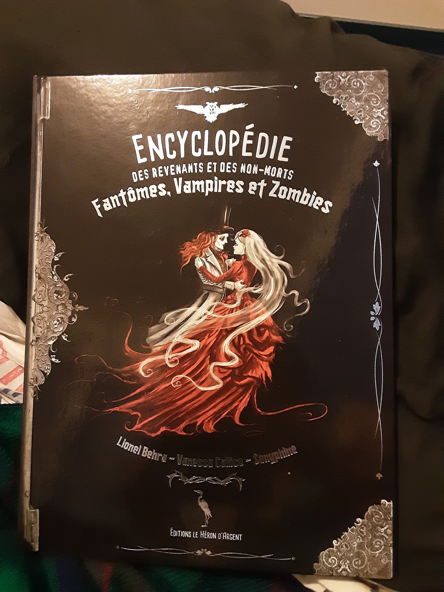 Le Cabinet de Curiosité(s): Encyclopédie des revenants et des non-morts,  fantômes, vampires et zombies - Vanessa Callico, Lionel Behra, Senyphine