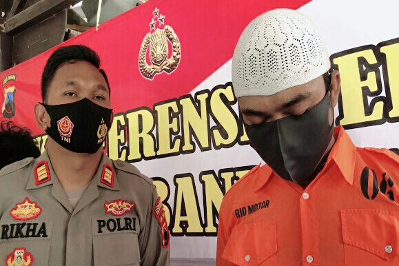 Tersangka penipuan dan penggelapan yakni Joko Septianto (29) warga Ciputat, Tangerang Selatan, ditahan akibat menipu pacarnya hingga ratusan juga rupiah.   Ia dijerat Pasal Penipuan dan Penggelapan atau Pasal 372 dan 378 KUHP seusai melarikan uang seorang wanita berinisial DA, warga Gilingan, Banjarsari, Kota Solo, Jawa Tengah.  Joko nekat melarikan uang ratusan juta rupiah milik korban yang merupakan pacarnya sendiri.   Kapolsek Banjarsari, AKP Rikha Zulkarnain, kepada wartawan pada Kamis (29/10/2020) mengatakan modus yang digunakan tersangka yakni membujuk rayu dengan memanfaatkan hubungan percintaan selama beberapa bulan terakhir. Tersangka mulai menipu korban sejak Agustus 2020 lalu.  “Tersangka membujuk korban dengan mengaku memiliki jaringan penjualan mobil bekas. Namun, ini hanya fiktif saja. Tersangka berniat menipu korban dan ibu korban,” ujarnya.  Kapolsek menyebut usai menyerahkan uang Rp115juta secara bertahap tersangka menjanjikan memberi sejumlah keuntungan sejumlah Rp5 juta hingga Rp7 juta. Tersangka memang memberikan keuntungan yang dijanjikan. Namun, uang yang diberikan itu merupakan modal awal.  Menurutnya, uang milik korban dan ibu korban juga digunakan untuk berpacaran. Tersangka terlihat memiliki banyak uang dengan memenuhi segala kebutuhan pacarnya.  “Hingga akhirnya korban meminta uang modal itu kembali. Namun tersangka tidak bisa memberikan uang itu. Lalu korban melaporkan kepada kepolisian,” terangnya seperti yang dilansir dari solopos.com.  Ia menambahkan kepolisian menyita sejumlah barang bukti berupa pakaian-pakaian bermerek yang dibeli pelaku dari hasil menipu pacar.  Sementara itu saat ditanyai polisi, tersangka mengaku memang memiliki jaringan penjualan mobil. Namun, selama pandemi harga jual mobil sedang tidak baik hingga akhirnya uang itu digunakan.  Uang ratusan juta itu habis dalam waktu empat bulan. Uang itu digunakan untuk memenuhi kebutuhan sehari-hari dan berbelanja.  “Pacar saya tidak ke sini [tahanan] menjenguk saya. Kalau dia di sini bisa saja dibicarakan untuk kekeluargaan. Dia yang melaporkan saya. Namun, apa boleh buat saya harus tanggung jawab," tutupnya. (Tyo)