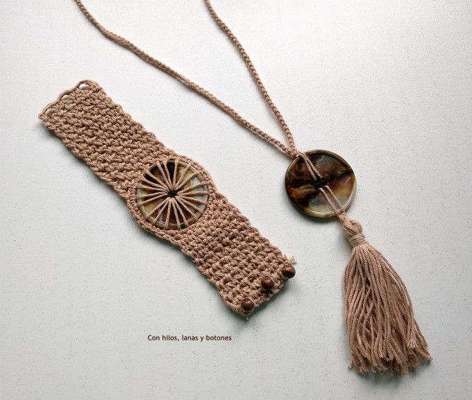 Con hilos, lanas y botones: pulsera de ganchillo con botón (patrón gratis)