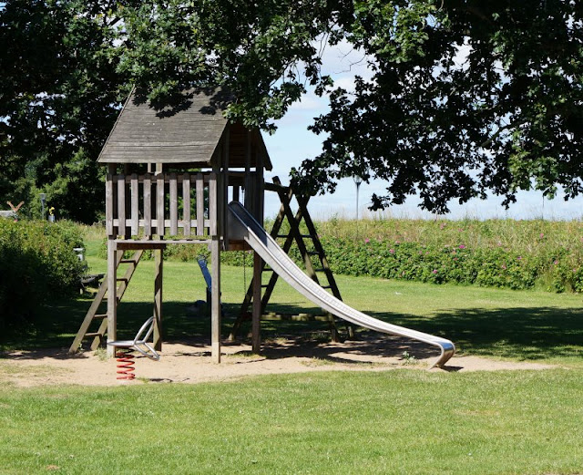 Mit dem Ollo Laufrad die Strandpromenade entlang! Am Strand von Stein kann man mit seinen Kindern auch wunderbar Laufrad fahren und den kleinen Spielplatz neben der Strandpromenade besuchen.