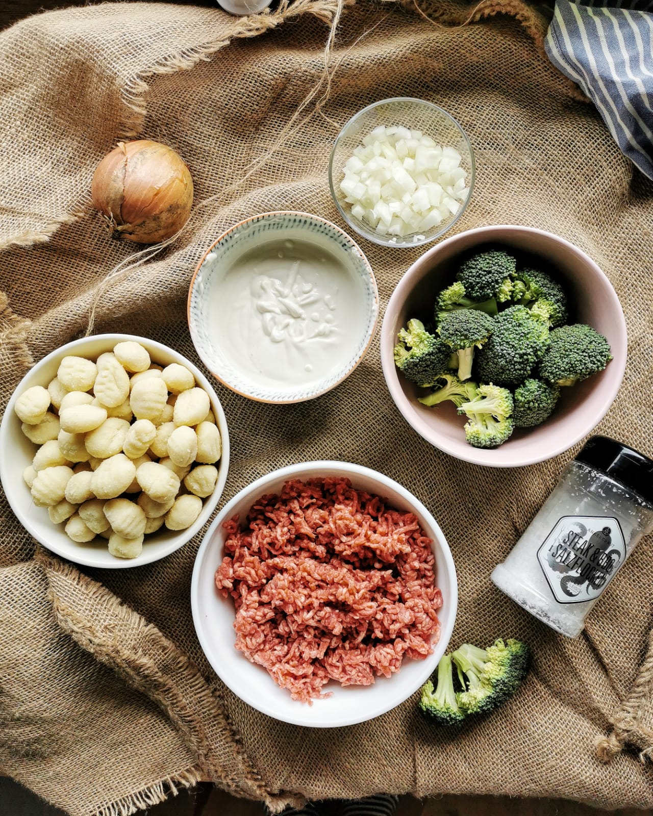 #inunter20: Gnocchi-Auflauf mit Brokkoli & Hackfleisch Mit ordentlich Käse überbackenes Soulfood: Gnocchi-Brokkoli-Auflauf mit Hackfleisch, schnell und suuuper lecker