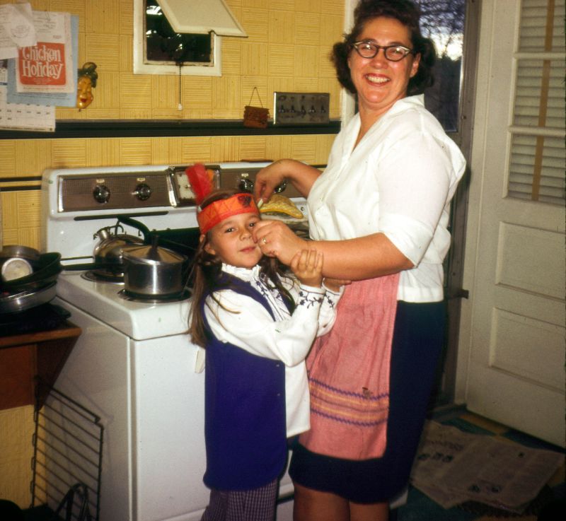 25 Intimate Photos of 'Mom Working in the Kitchens' in the 1970s ...