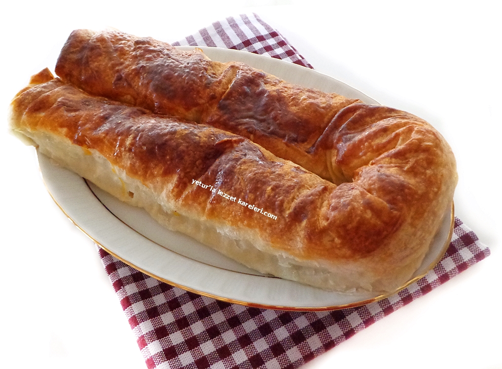yetur'la lezzet ıspanaklı kol böreği sosu üzerinde