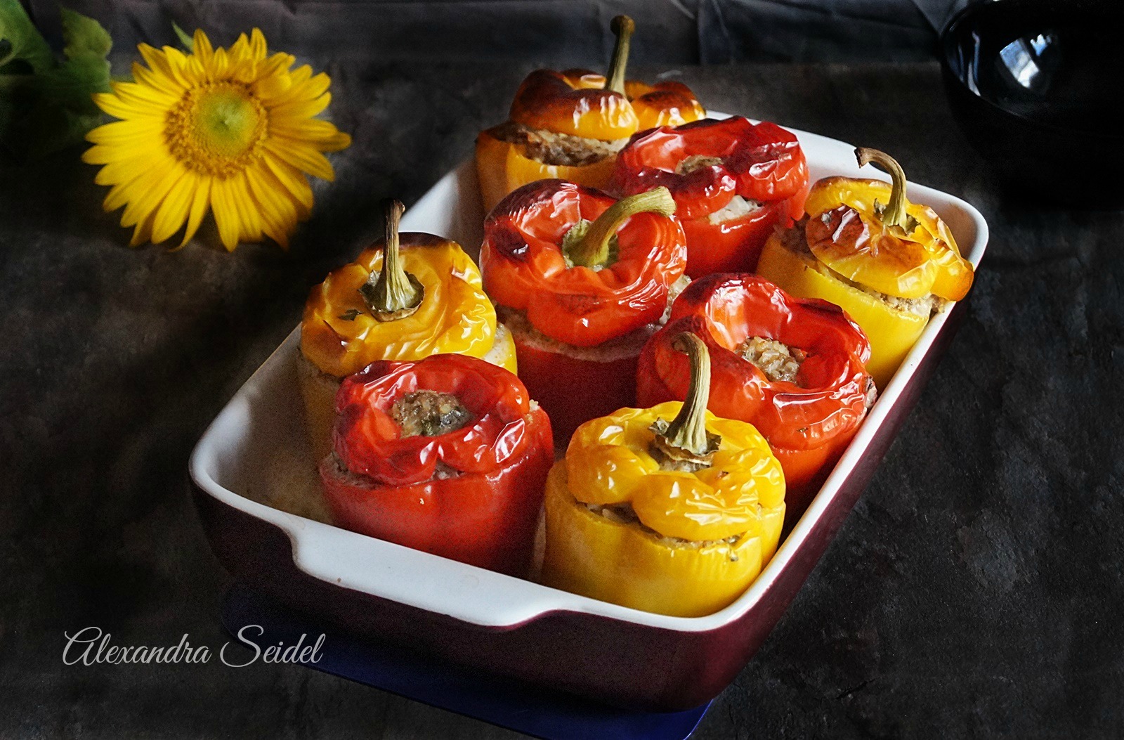 Gefüllte Paprika mit Reis und Tomatensoße Gefüllte Paprika mit Reis und Tomatensoße