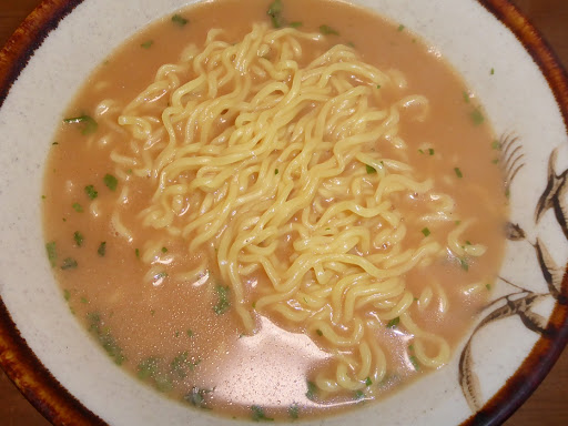 【東洋水産（マルちゃん）】たまご麺 醤油とんこつ