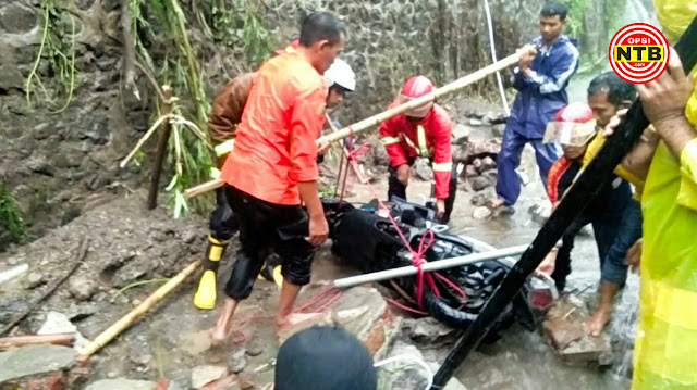 Puskesmas Selong Longsor, 9 Motor Jatuh dan Tertimbun Tanah