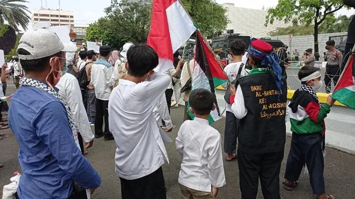 FOTO-FOTO-Penampakan-Massa-Aksi-Bela-Palestina-di-Depan-Kedubes-AS