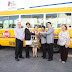 Estudiantes de la Escuela Nacional para Sordos reciben con júbilo autobús gestionado por Cándida Montilla de Medina